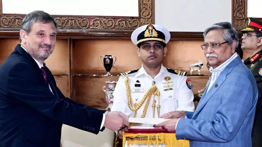 Non-resident Bulgarian envoy presents credentials to president