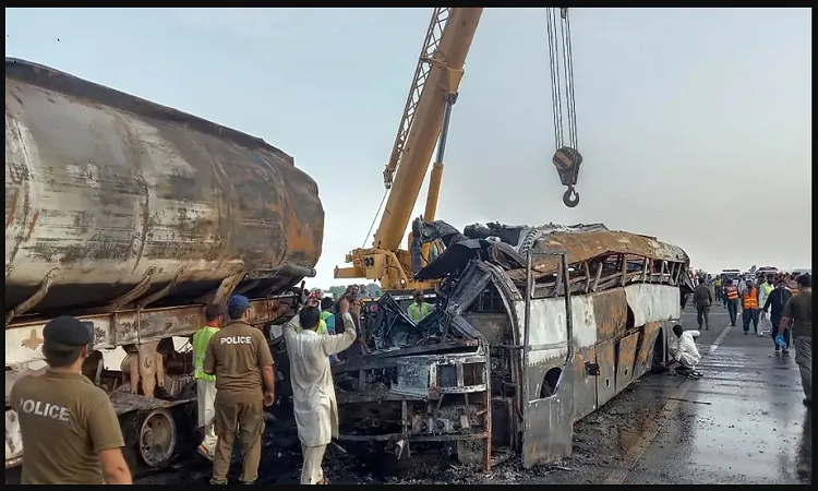 পাকিস্তানে বাস ও তেল ট্যাংকার সংঘর্ষ, নিহত ২০