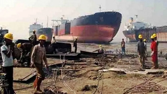 অনির্দিষ্টকালের ধর্মঘট চলছে জাহাজভাঙা কারখানায়
