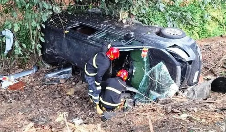 চট্টগ্রামে নিয়ন্ত্রণ হারিয়ে খাদে মাইক্রোবাস, নিহত ৩