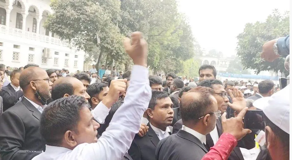 সুপ্রিক কোর্ট আইনজীবী সমিতির নির্বাচন বন্ধে বিএনপিপন্থিদের বিক্ষোভ