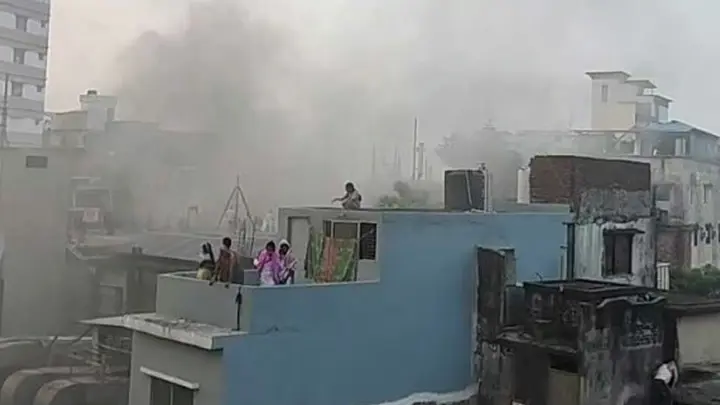 রাজধানীর চকবাজারে বাণিজ্যিক ভবনে অগ্নিকাণ্ড, কাজ করছে ৫ ইউনিট