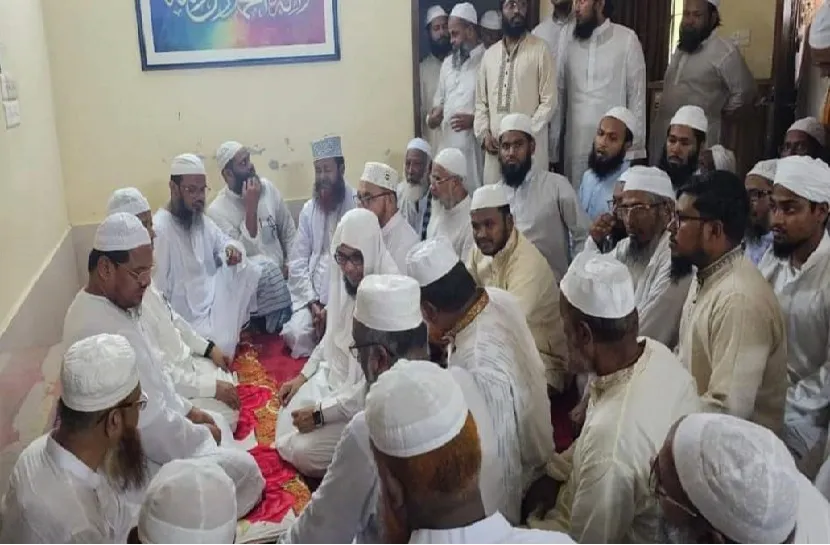 চরমোনাই গিয়ে মুফতী সৈয়দ মোহাম্মদ ফয়জুল করিমের অসুস্থতার খোঁজ নিলো জামায়াত