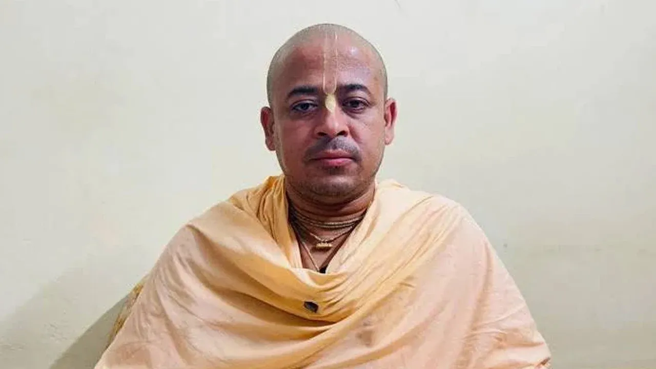 দুই মামলায় জামিন হলেও মুক্তি পাচ্ছেন না চিন্ময় দাস