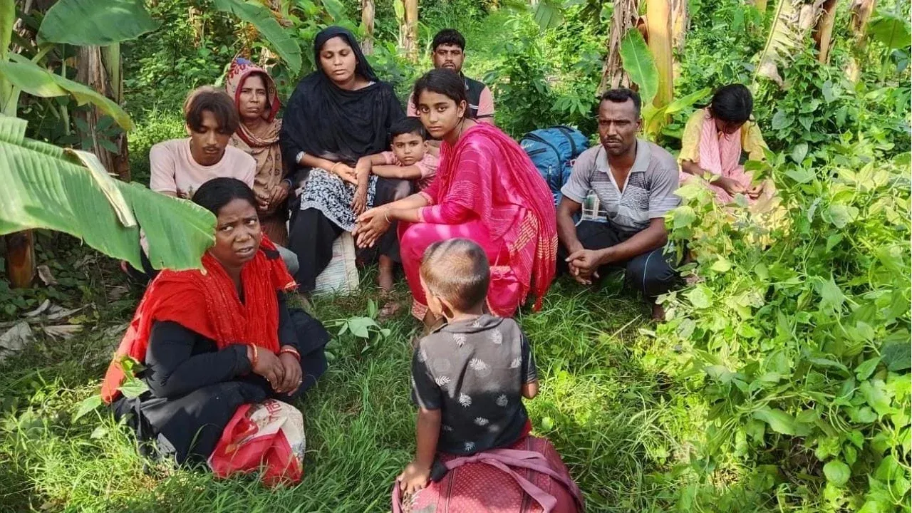 দর্শনা সীমান্তে অবৈধভাবে অনুপ্রবেশের অভিযোগে আটক ১০