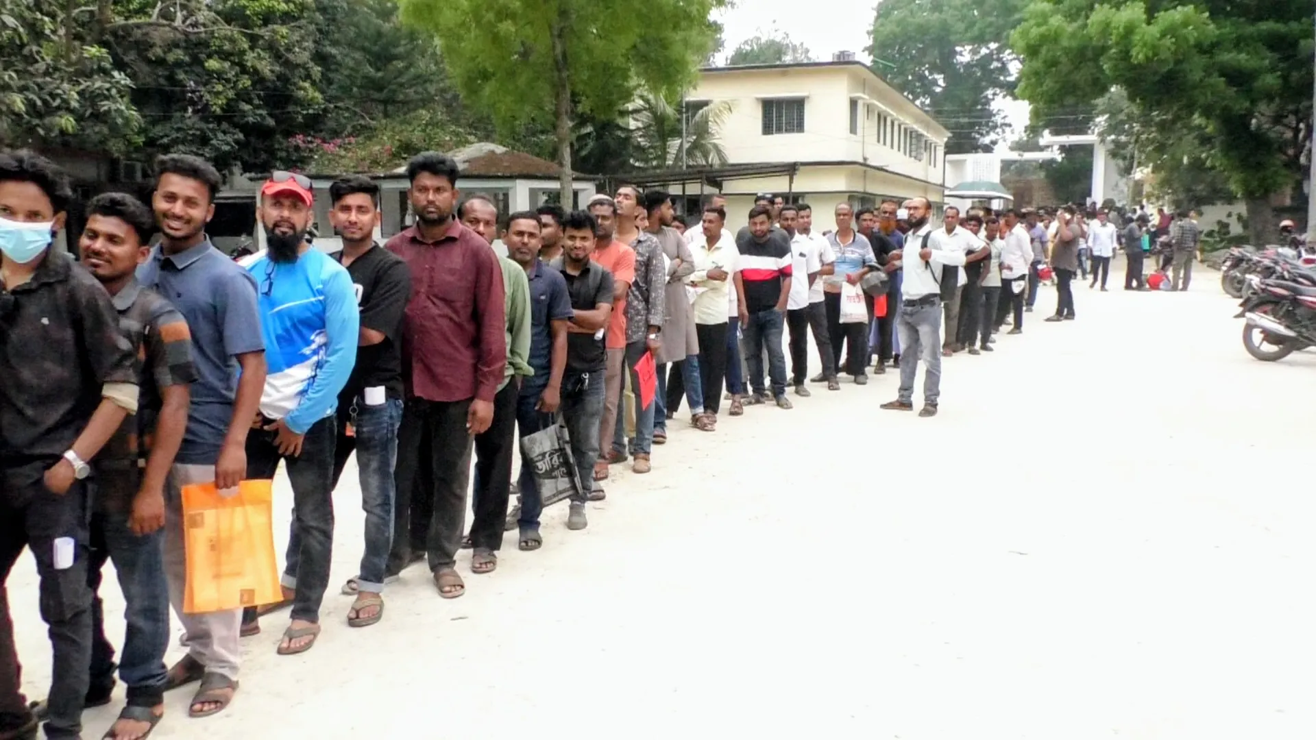 চুয়াডাঙ্গায় দ্বিতীয় দিনে ‘ফুয়েল কার্ড’ বিতরণ, উপজেলায় দীর্ঘ লাইন