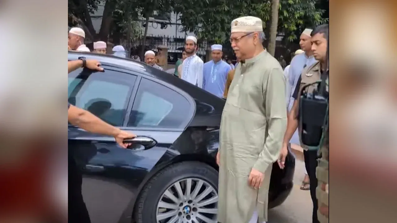 গাড়িতে উঠছিলেন চুপ্পু, পেছন থেকে শব্দ এলো ‘চোর’