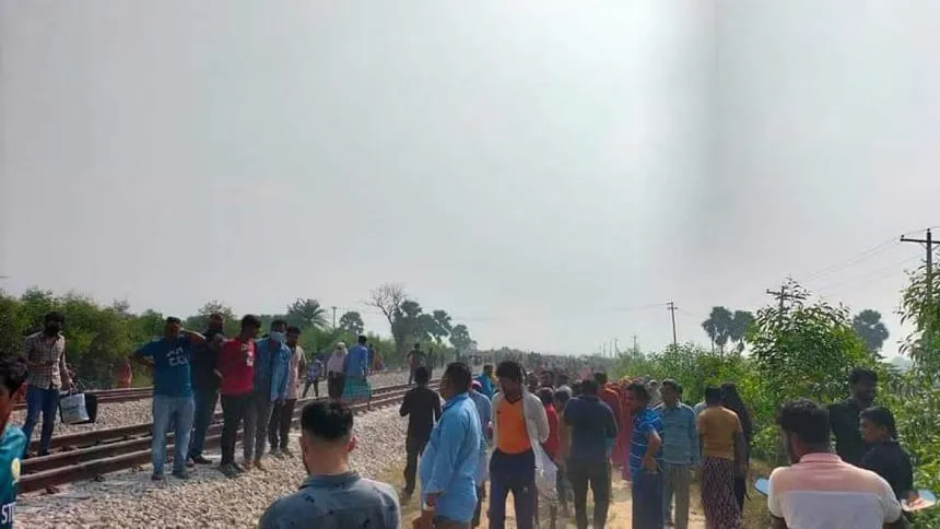 Train hits auto-rickshaw in Cumilla, death toll now 7