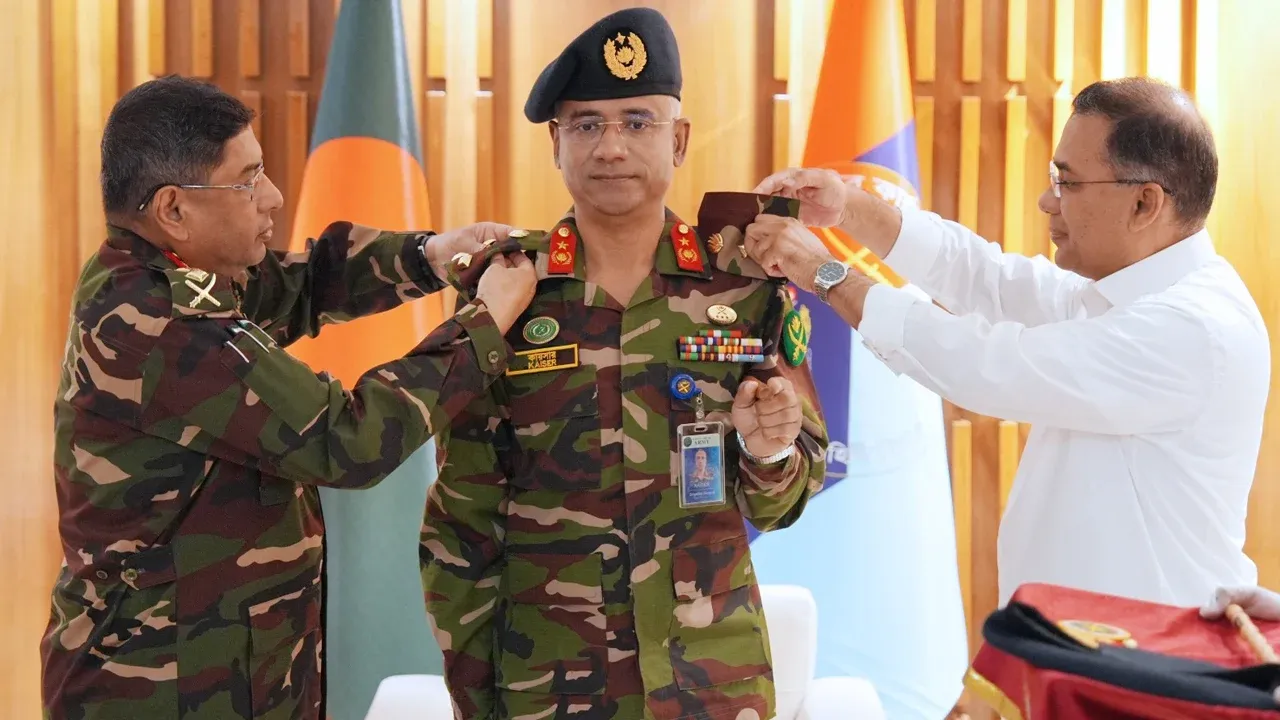 পদোন্নতি পাওয়া ২ সেনা কর্মকর্তাকে র‌্যাঙ্ক ব্যাজ পরালেন প্রধানমন্ত্রী