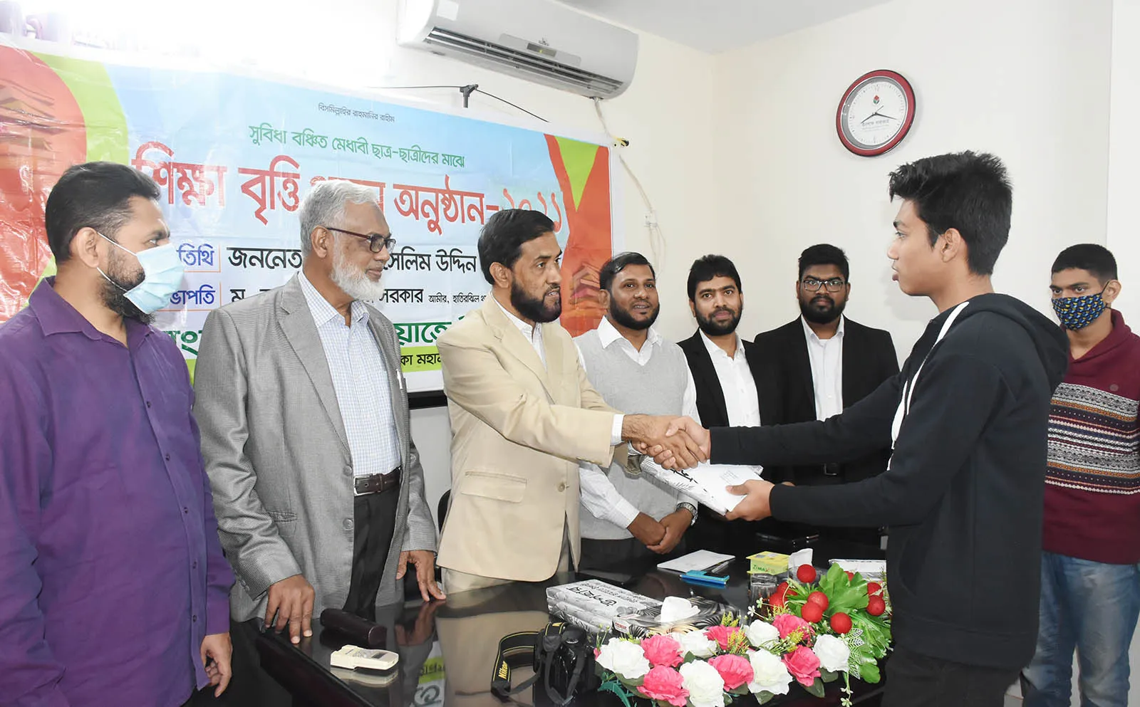 রাজধানীতে অস্বচ্ছল মেধাবী ছাত্র-ছাত্রীদের শিক্ষাবৃত্তি দিলো জামায়াত