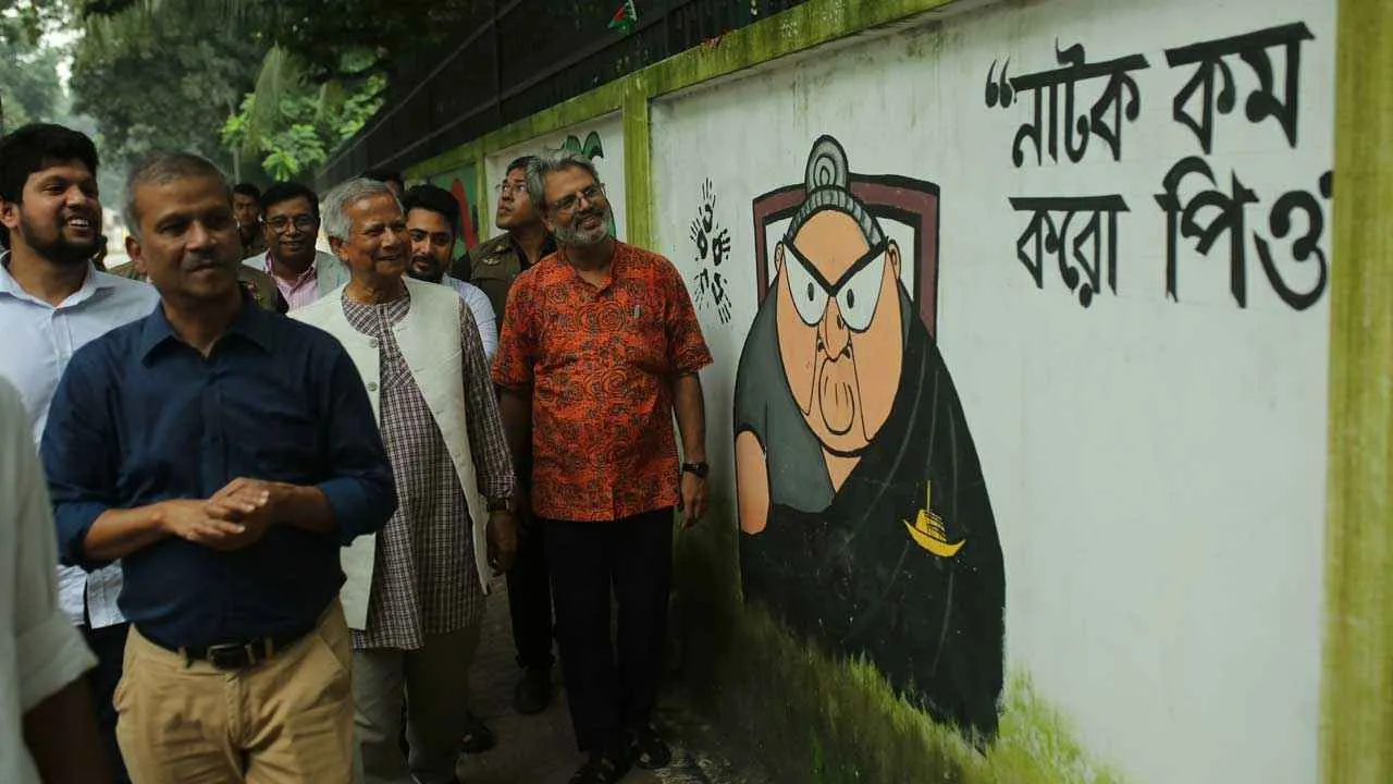 ঢাবি এলাকা ঘুরে বিপ্লবীদের গ্রাফিতি দেখলেন ড. ইউনূস