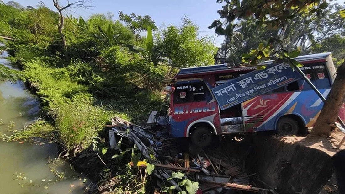 Two killed in collision with DU picnic bus