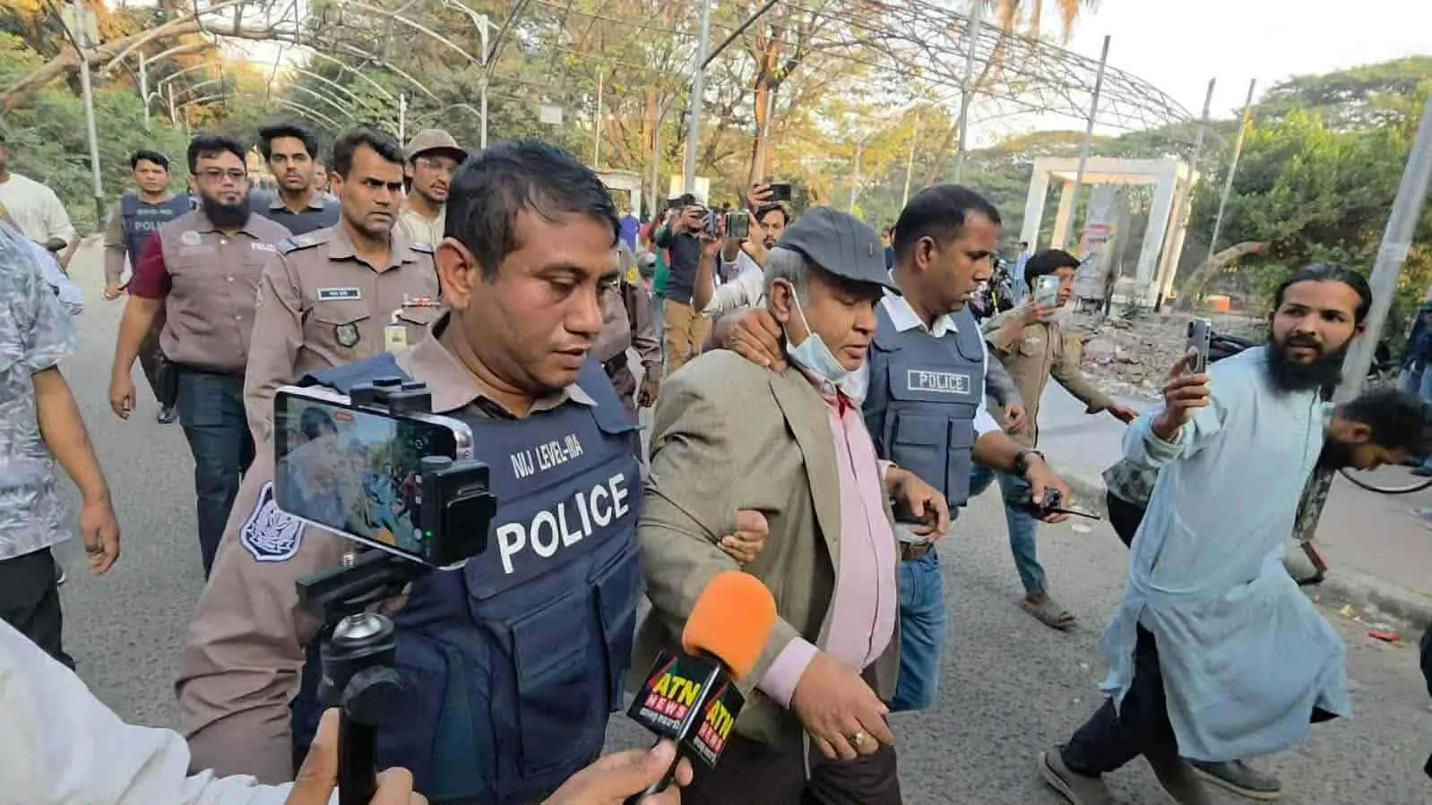 ‎ধানমন্ডি বত্রিশে ফুল দিতে এসে আটক ঢাবি অধ্যাপকসহ ৫