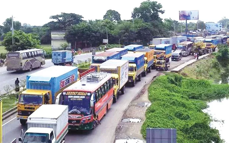 ঢাকা-চট্টগ্রাম মহাসড়কে ৮ কিলোমিটার যানজট