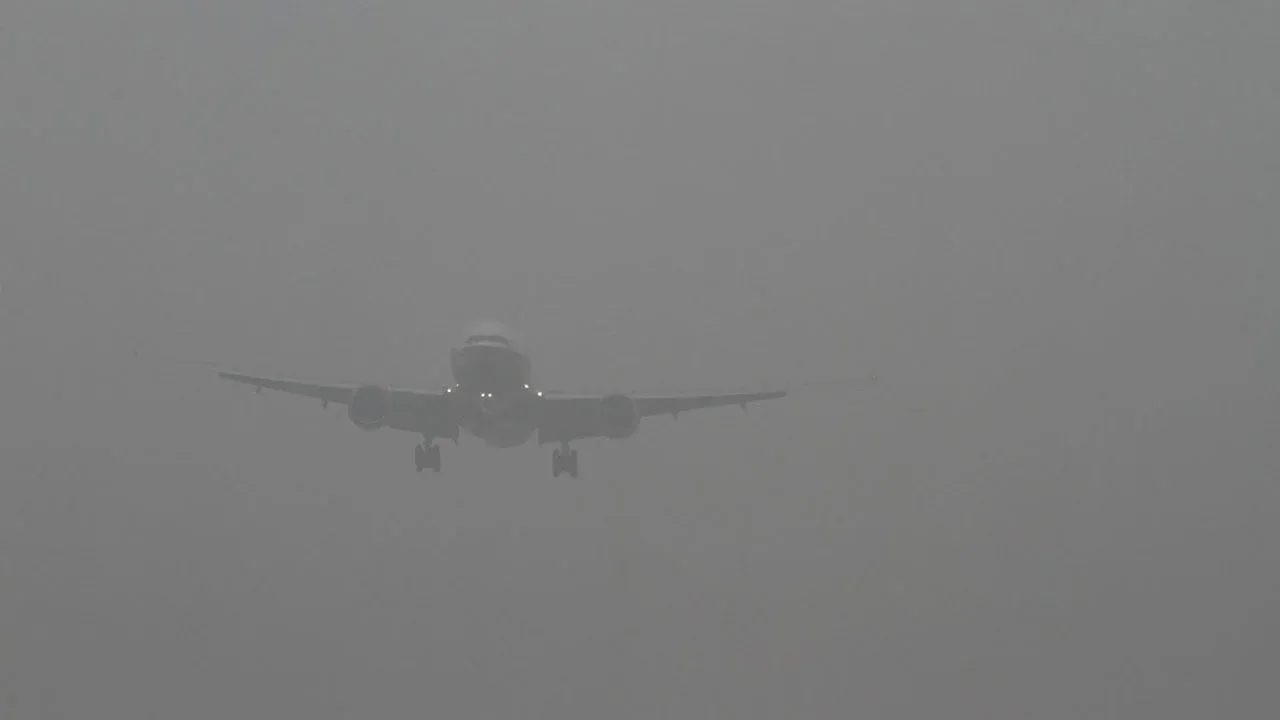 ঘন কুয়াশায় ঢাকায় নামতে পারেনি ৮টি ফ্লাইট