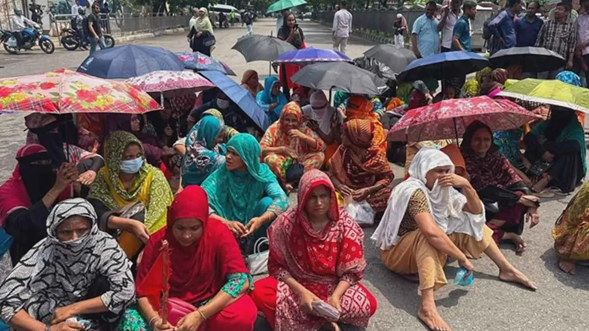 শ্রমিকদের অবরোধে মহাখালী-তেজগাঁও সড়কে যান চলাচল বন্ধ
