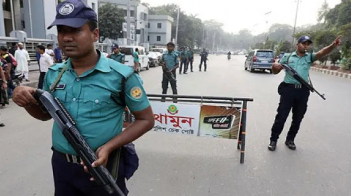 ফাঁকা ঢাকায় সতর্ক অবস্থানে আইনশৃঙ্খলা বাহিনী
