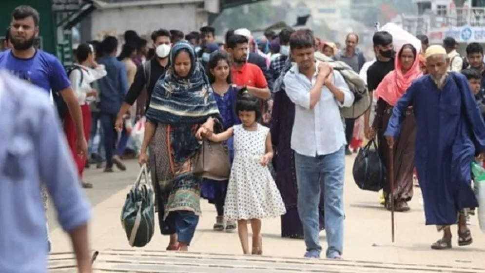 ঢাকা ছাড়ছেন ঘরমুখো মানুষ, বাড়তি ভাড়া নেওয়ার অভিযোগ