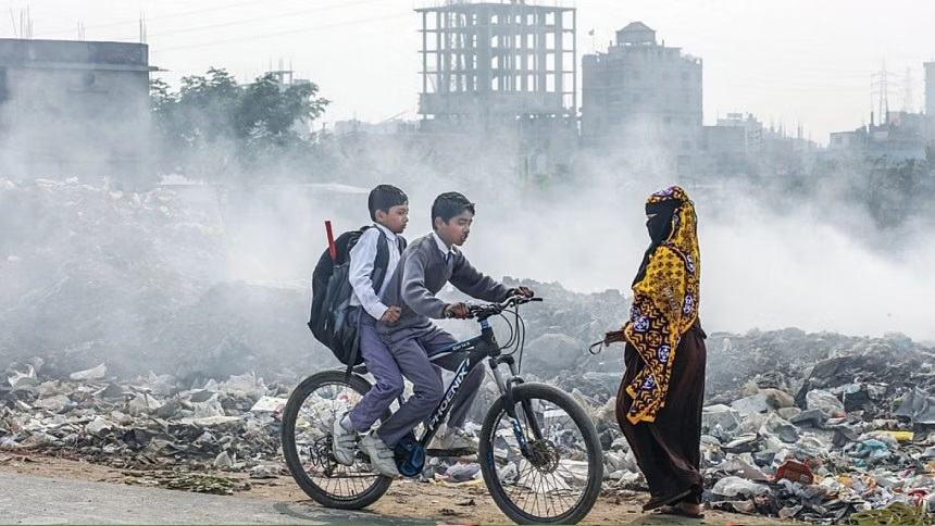 Dhaka air 3rd most polluted in world Tuesday morning