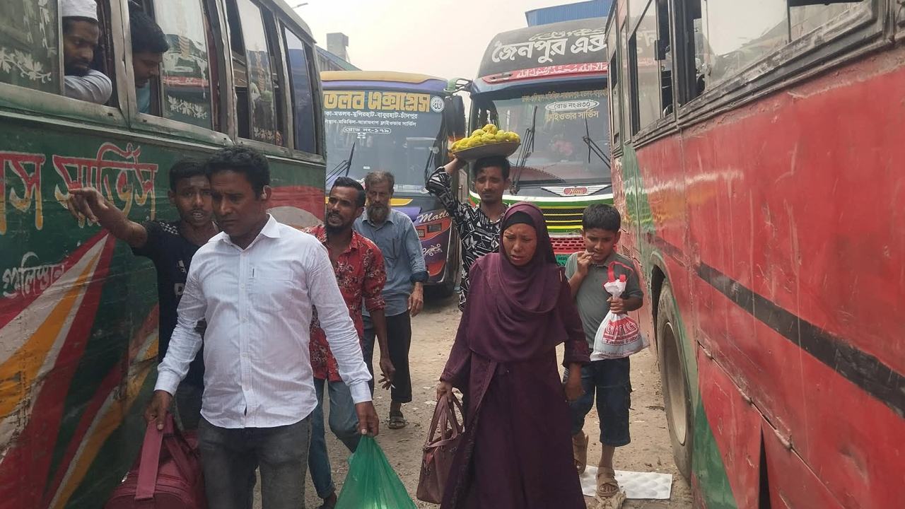 ছুটি শেষে চেনা রূপে ঢাকা: সড়কে গাড়ির চাপ, বাসে ঠাসাঠাসি