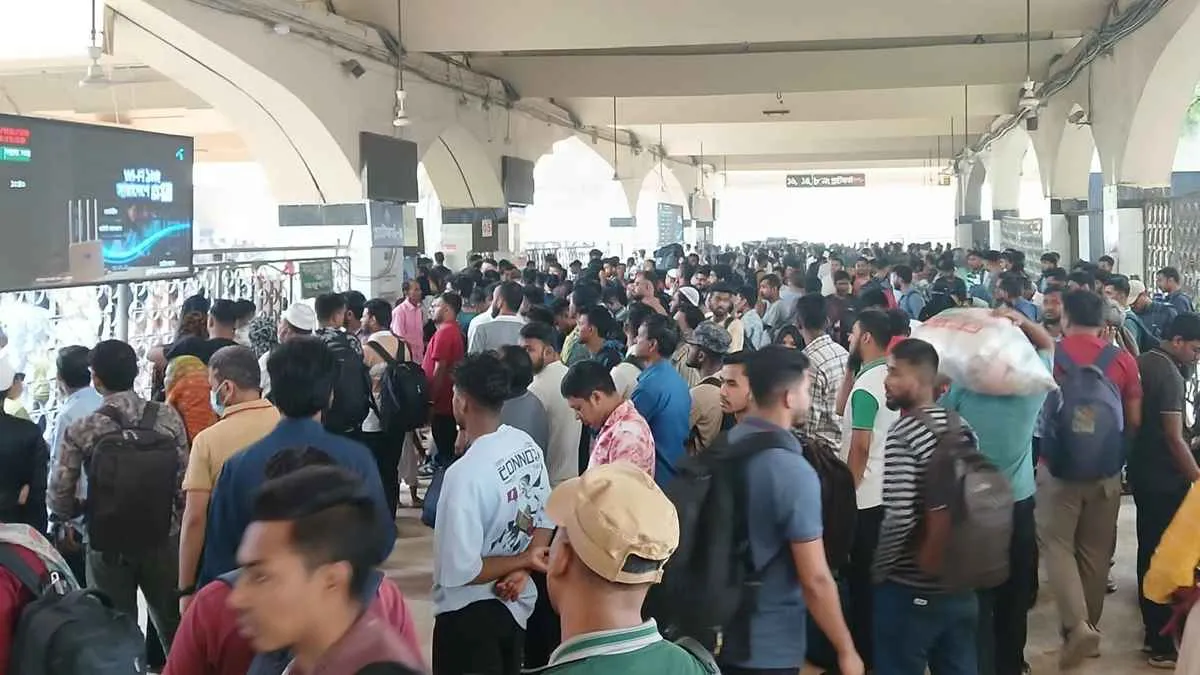 কমলাপুরে ঘরমুখো মানুষের উপচেপড়া ঢল
