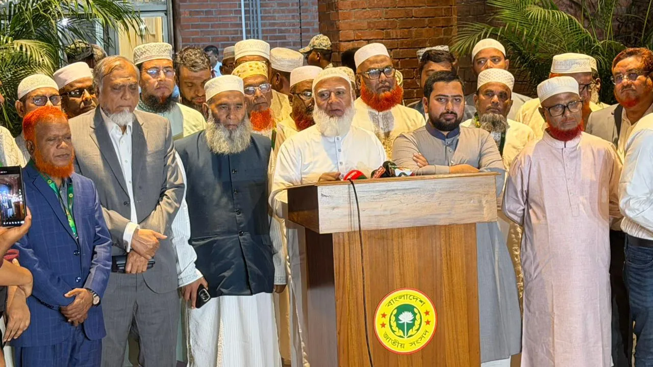 আবার কেউ ফ্যাসিবাদী হতে চাইলে প্রতিহত করা হবে