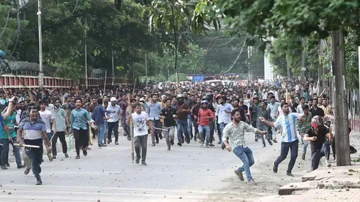 থমথমে ঢাবি, আতঙ্কে হল ছাড়ছেন শিক্ষার্থীরা