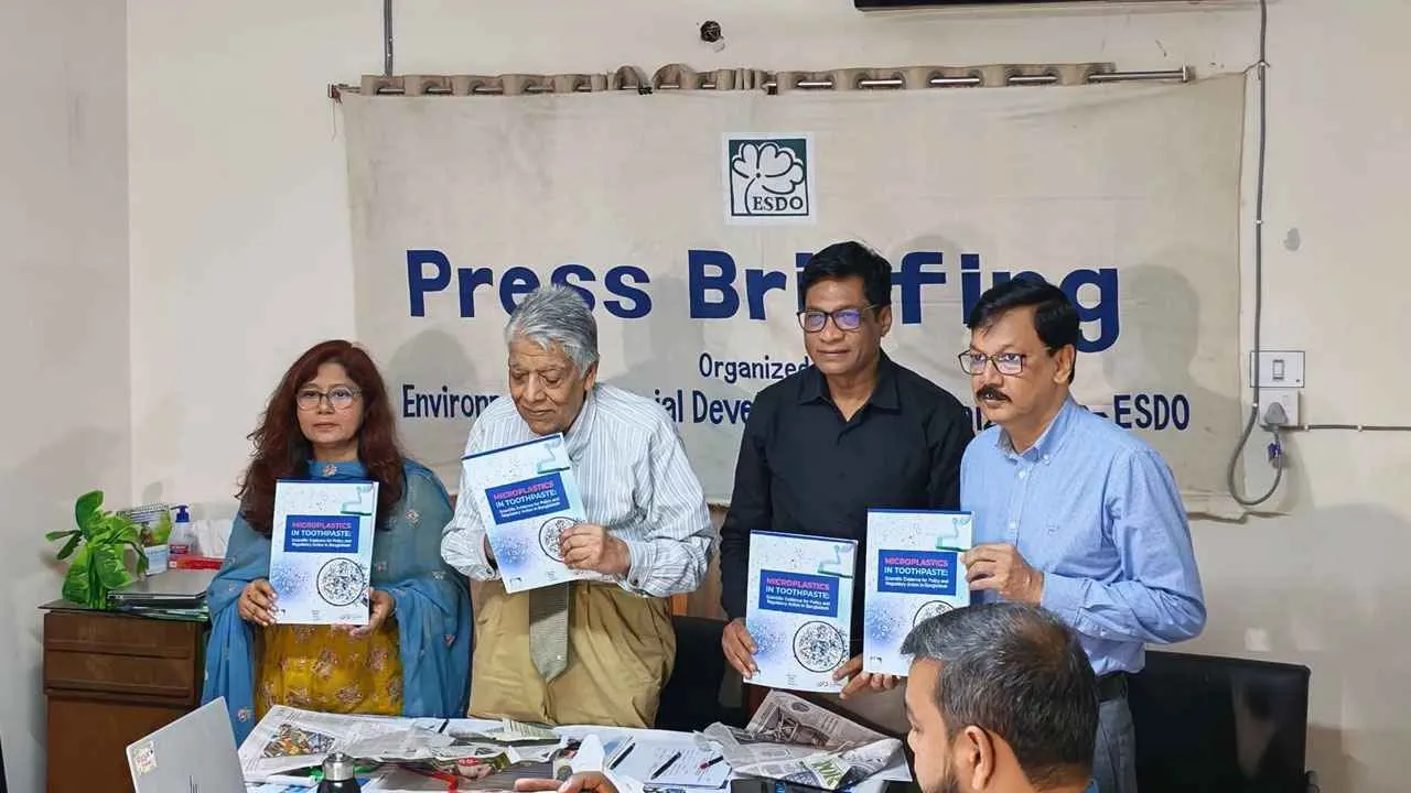 দেশের বাজারে ৩৪ টুথপেস্টের মধ্যে ২৬টিতেই মাইক্রোপ্লাস্টিকের উপস্থিতি