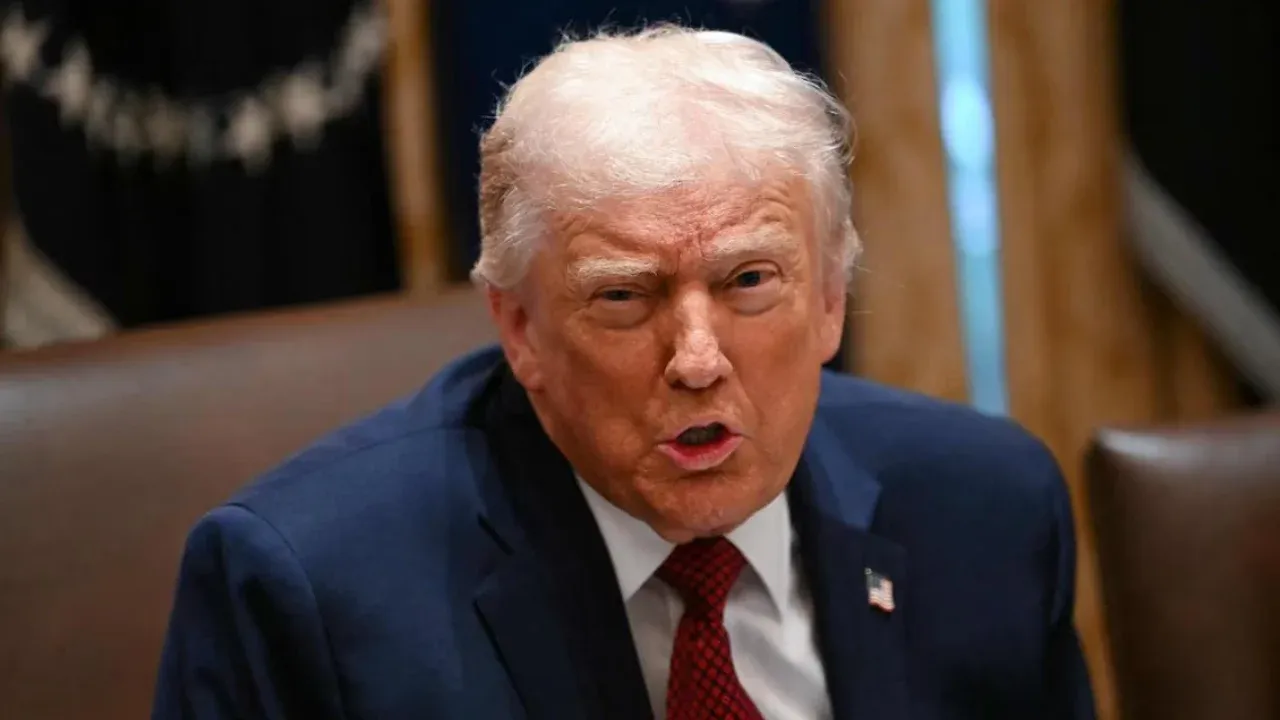 ইরান ‘বড় বিপদে’, হামলা চালানোর হুঁশিয়ারি ট্রাম্পের