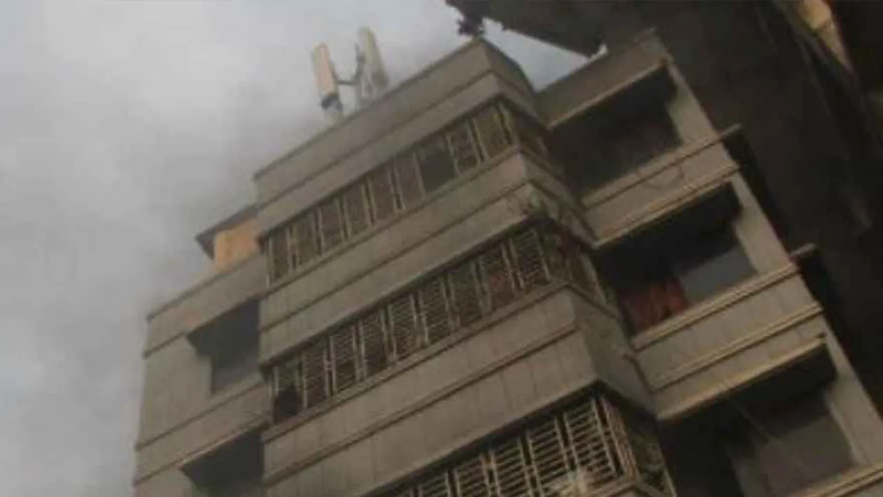 ঢাকায় হেলে পড়েছে ভবন, উদ্ধারে ফায়ার সার্ভিসের ২ ইউনিট