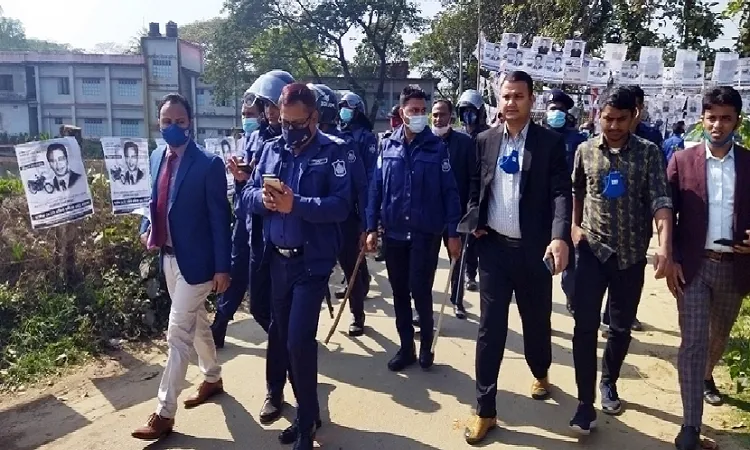 সাতকানিয়ায় গোলাগুলি-সংঘর্ষ, ভোট গ্রহণ চলছে