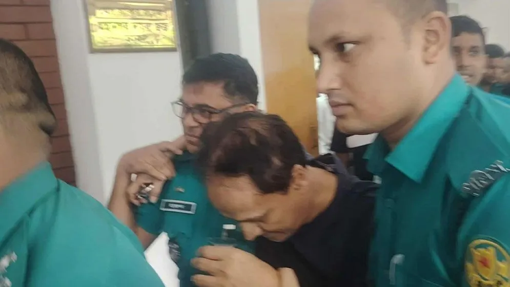 রিমান্ডের আদেশ শুনে কাঠগড়ায় ঢলে পড়েন এনায়েত করিম