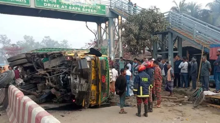 সড়কের পাশে দাঁড়ানো মোটরসাইকেল আরোহীর ওপর উল্টে পড়লো ট্রাক