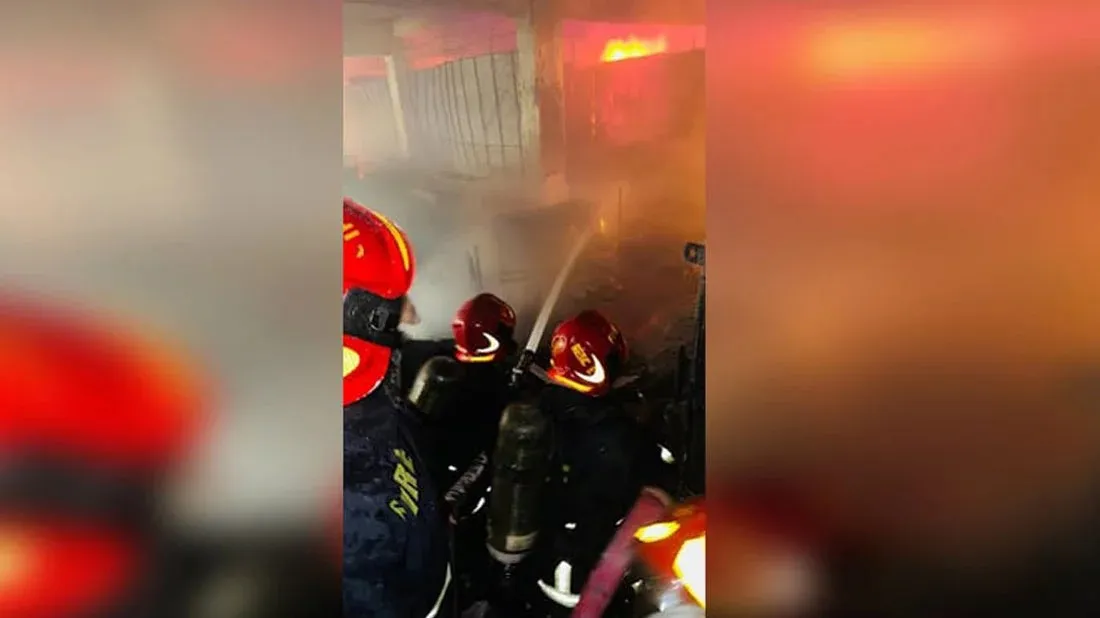 রাজধানীর চকবাজারে কারখানায় আগুন, নিয়ন্ত্রণে ১০ ইউনিট