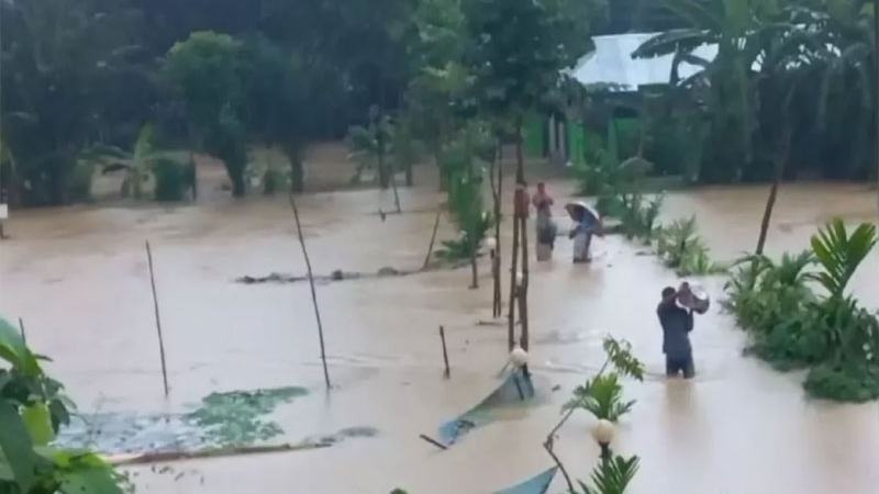 Hundreds waterlogged in Comilla as heavy rain, rising Gomti River threaten flooding