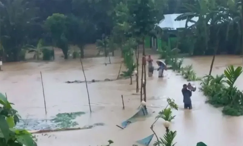 Hundreds waterlogged in Comilla as heavy rain, rising Gomti River threaten flooding