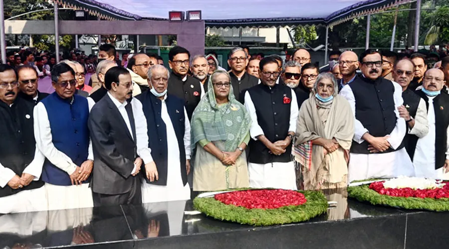 বঙ্গবন্ধুর প্রতিকৃতিতে আ. লীগের নতুন কমিটির শ্রদ্ধা