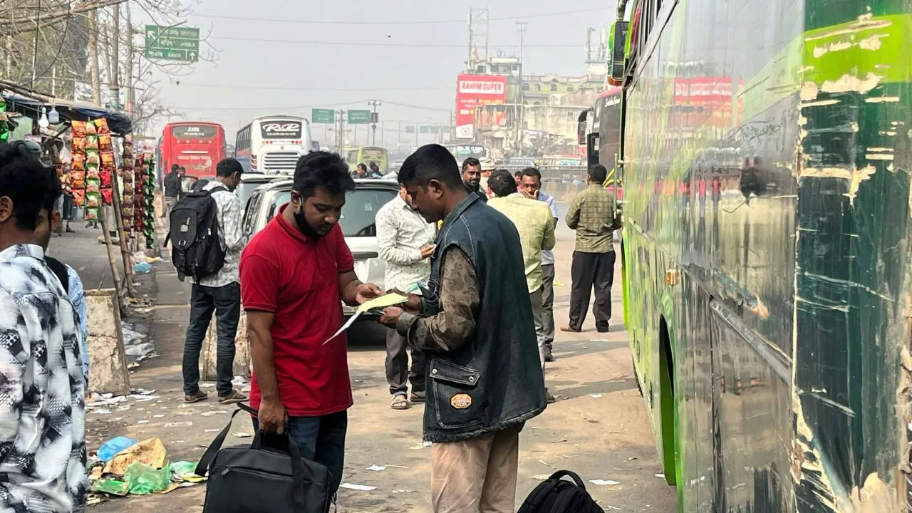 গাবতলীতে বাড়তি ভাড়া নেওয়ার অভিযোগ ঘরেফেরা যাত্রীদের