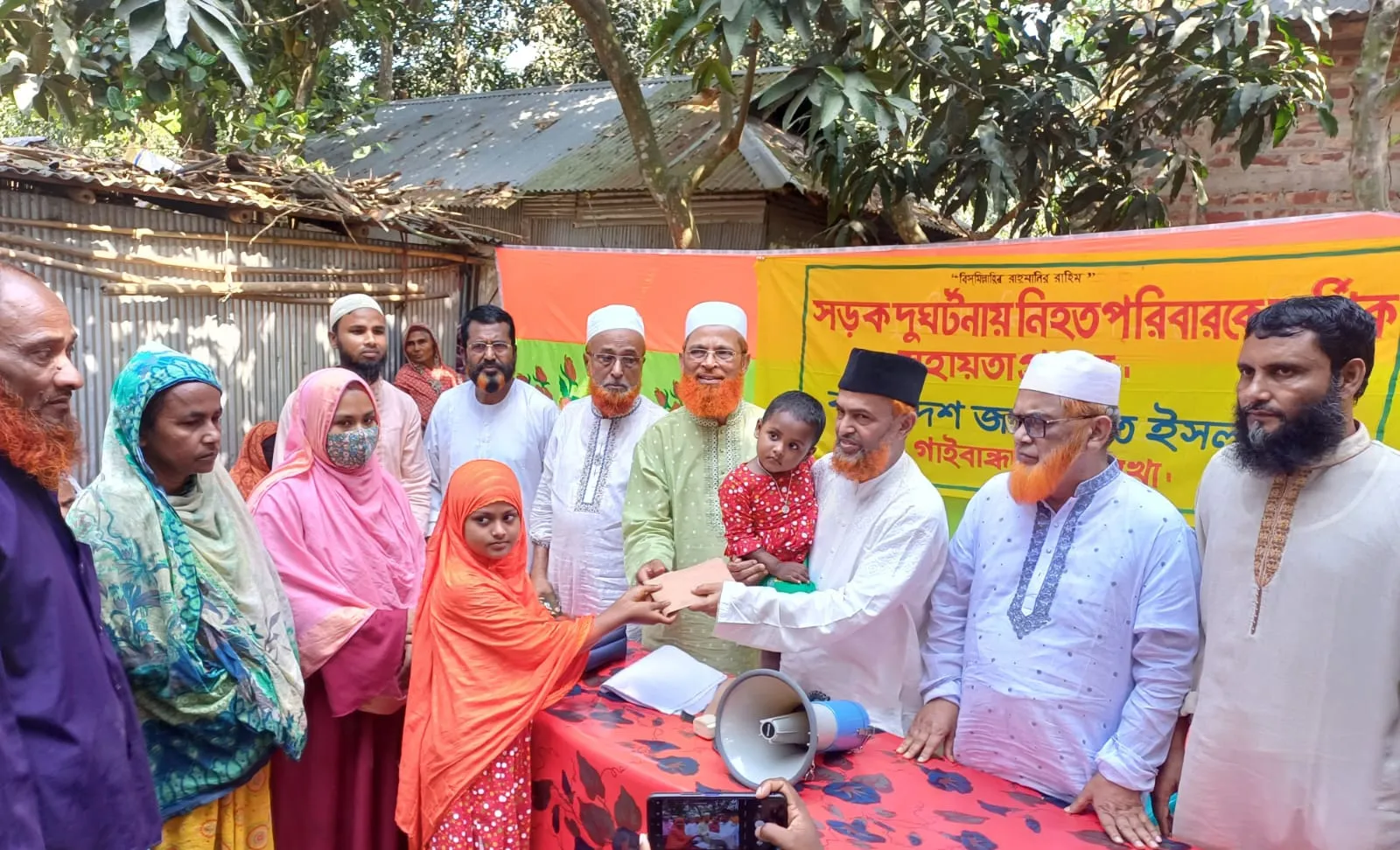 গোবিন্দগঞ্জে দুর্ঘটনায় নিহত পরিবারকে জামায়াতের সহায়তা প্রদান