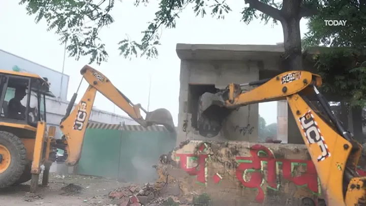 ভারতে বুলডোজার দিয়ে গুঁড়িয়ে দেওয়া হলো শতবর্ষী কবরস্থান