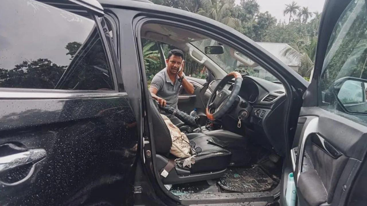 গোপালগঞ্জে এবার ইউএনওর গাড়ি বহরে হামলা