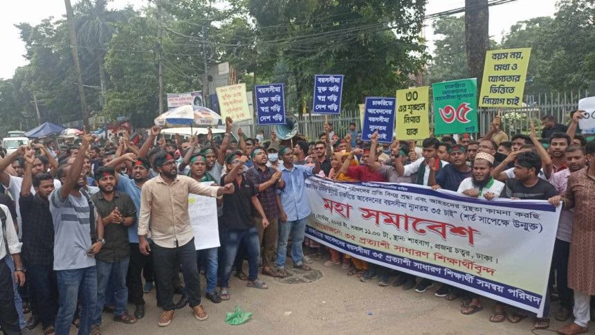Govt job seekers block Shahbagh with demand to raise age limit to 35yrs