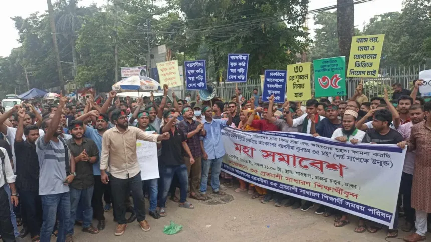 Govt job seekers block Shahbagh with demand to raise age limit to 35yrs