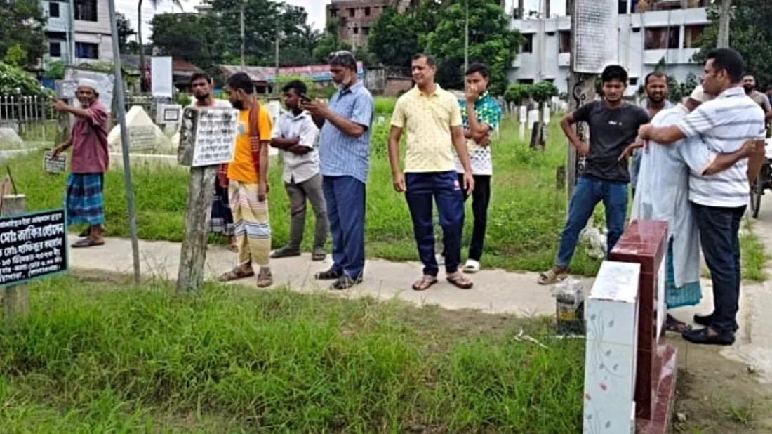 আদালতের নির্দেশে কবর থেকে তোলা হচ্ছে ৩ জনের মরদেহ