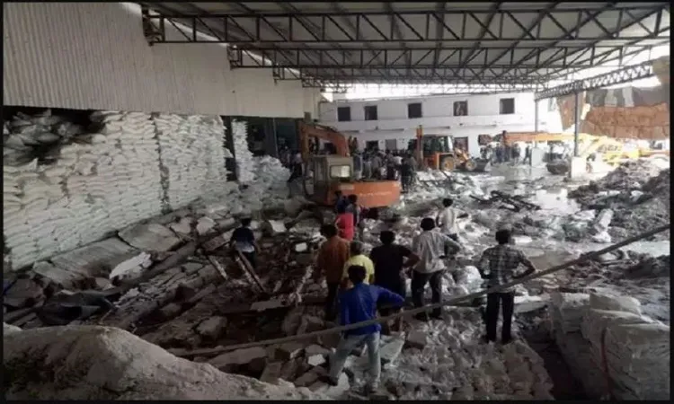 ভারতের গুজরাটে দেয়াল ধসে নিহত ১২