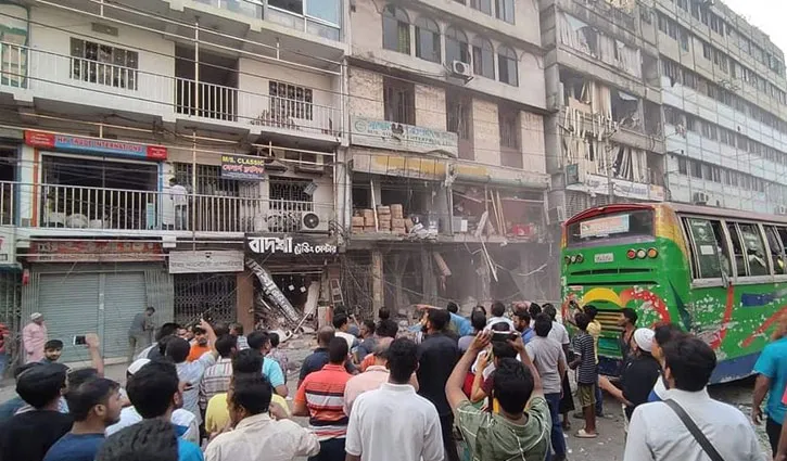 ঝুঁকিপূর্ণ ভবন, বড় দুর্ঘটনার শঙ্কায় উদ্ধারকাজ স্থগিত