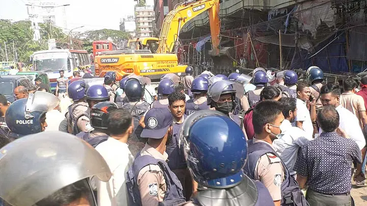 গুলিস্তানে ফুটপাতের শতাধিক দোকান উচ্ছেদ