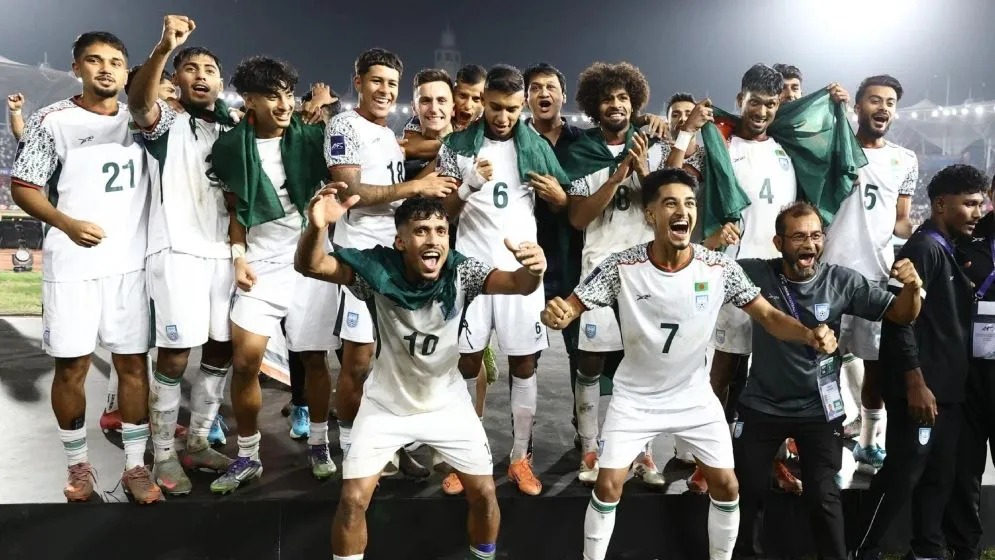 ভারতকে হারানোর পুরস্কার হাতে পেলেন হামজারা