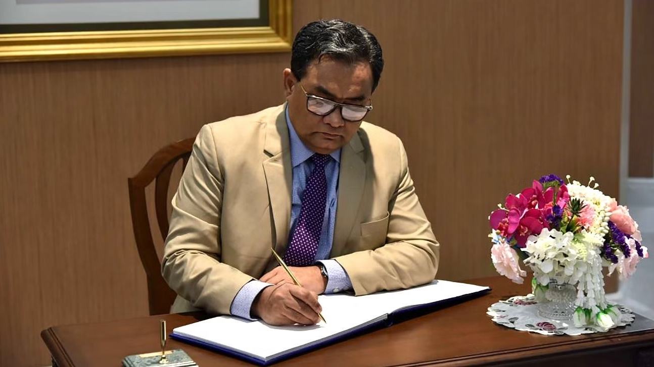 Keep judiciary free of political influence, chief justice urges on last working day