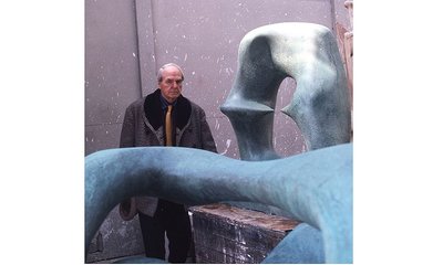 Henry_Moore_in_workshop